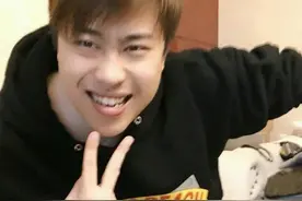 white惊现uzi直播间 弹幕瞬间高呼“全体起立”lbw:你也给我起立图片
