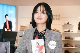 辛芷蕾的眼线是不要钱吗？上下全包竟不显脏，这眼妆造型绝了图片