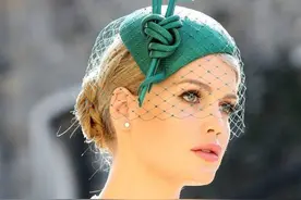 英国贵族家庭太狗血！戴妃亲弟虐妻出轨，90后侄女嫁60岁大亨图片