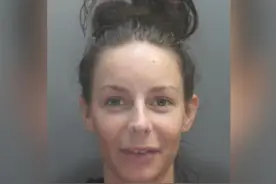 女狱警和男囚在监狱中谈恋爱，男囚越狱后还藏进女狱警家中图片