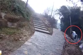 惊险一幕！司机操作失误 小车翻滚五六圈才停下来卡在半空图片