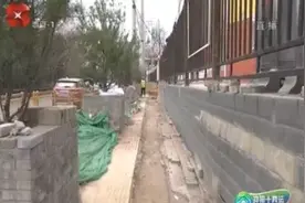三改一通一落地：纺正街南延伸架空线落地工程有序推进图片