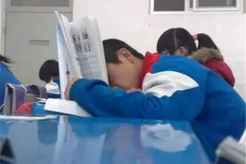 “你家孩子上课又睡觉”，老师拍孩子上课睡觉照片，却被家长怒怼图片