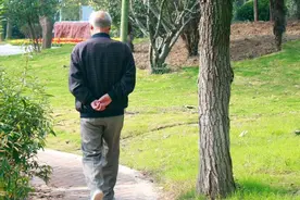 坚持倒着走的人，身体会有怎么样的变化？图片