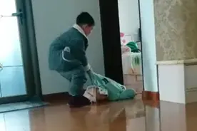 弟弟打扰哥哥写作业，结果被哥哥硬生生拖出房门，网友：太真实了图片
