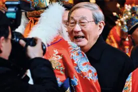 2003年朱镕基退休，晚年常与妻子一起唱京剧，自称“一介草民”图片