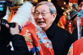 2003年朱镕基退休，晚年常与妻子一起唱京剧，自称“一介草民”图片