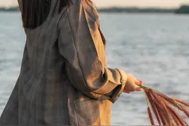 一个思念前夫的女人：婚姻中有些错，离婚之后才渐渐明白图片