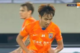 太乱了！中超门将扑球脱手，后卫解围踢到对方脚上弹进球门图片