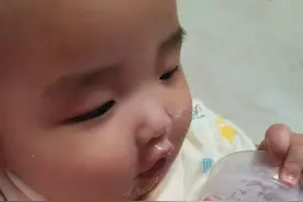 如何给0-6个月婴儿喂奶图片