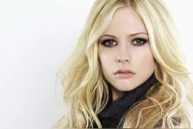 老牌歌后艾薇儿和男友出街，穿衣风格停留千禧年代，网友：非主流图片