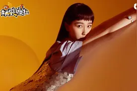 虞书欣和李歌洋拍大片狗啃刘海太可爱了图片