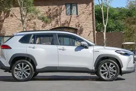全新卡罗拉“CROSS”，比RAV4荣放漂亮，配2.0L+CVT，主攻家用图片