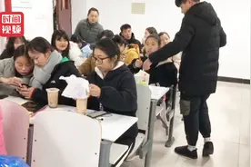 班长自费给全班发奶茶 “要求”尽量少挂科视频封面