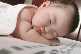 夏季新生儿宝宝起痱子好苦恼，教你1招搞定，安全又健康的好方法图片