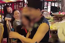 云南一网红餐厅服务员坐顾客腿上敬酒喂菜，店员：民族风情和特色图片