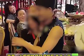 云南一网红餐厅服务员坐顾客腿上敬酒喂菜，店员：民族风情和特色图片