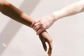 在悲哀的婚姻中坚持，心痛了才懂得放手，谁爱谁已不重要图片