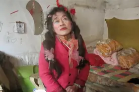 65岁大爷刘佩麟：16年男扮女装、浓妆艳抹，怎么都不愿换回男装图片