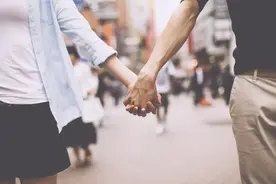 “男妈妈”“女老公”，多元性别气质“出圈”：新两性气质的反叛与异化图片