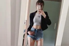电音女神谢金燕晒辣照，46岁穿热裤秀1米1长腿，中空照太敢穿图片