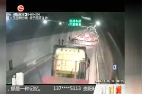 交通事故发生！大货车突然在隧道内变道将皮卡车别停？视频封面