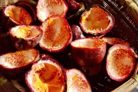 百香果皮别再扔了，营养不输果肉，一熬一烤做成零食，孩子特爱吃图片