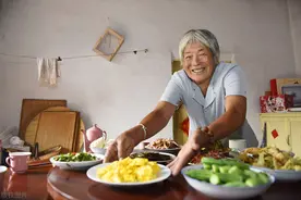 农村花甲之年的二大爷再婚，那些人到晚年的夕阳恋，痛并肮脏着图片