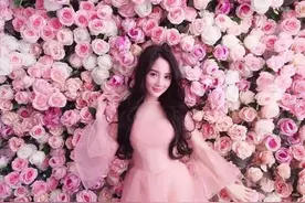 李小璐疑包养PGone买豪车，晒同款秀恩爱，贾乃亮不理会专攻事业图片