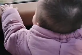 安徽一姐余声罕晒娃，大眼睛呆滞无神太委屈，头发稀少营养不良？图片