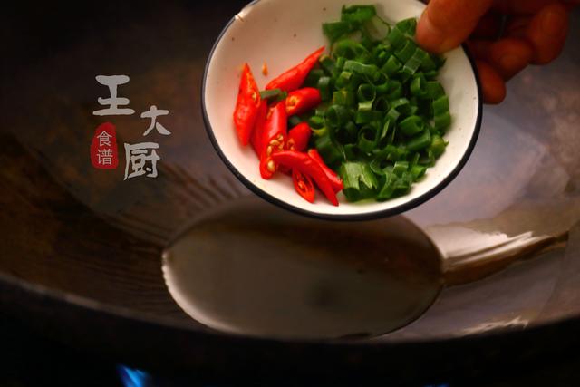 清炒鲜蘑可以这样做，味道绝对有惊喜，简单又好吃，上桌就抢光