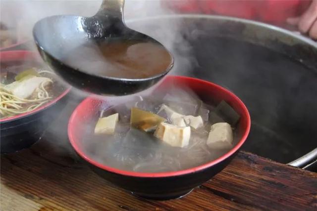 「十堰美食」排队365天,90%的十堰人都吃过的这碗面,却很少人知道它还有家分店