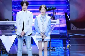 冯提莫穿超短JK配白丝袜，受邀日本音乐节，日本宅男的最爱图片