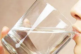 把开水和凉水兑成温水喝下去好吗？很多人喝错了，学会了很实用视频封面