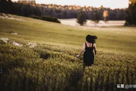 “给弟弟买房，回娘家却无处可居”离婚后，才知道亲情是有条件的图片