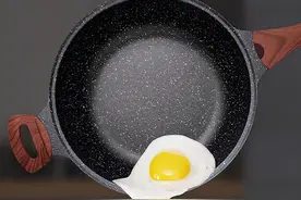 “不粘锅”的涂层不仅有毒还会致癌？挑选炒菜锅时，该注意什么？图片