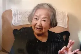 99岁“白毛女”罕登台，与小66岁晚辈同框，讲故事感动撒贝宁图片