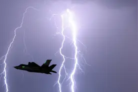 中奖了！美F-35战斗机被雷劈了，还是“A级事故”，损失可不小图片