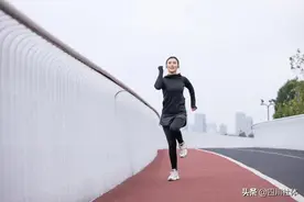 运动后，到底该不该吃东西？图片