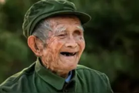 1993年一老人摘除左眼，儿子要报销医疗费时，怒斥：亏你还是党员图片