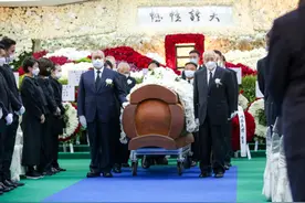 何鸿燊大殓出殡：董建华、林郑月娥等扶灵，成龙、郭晶晶夫妇等到场图片