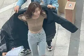 殷桃上班拍戏！片场穿针织短衫少女身材备受好评，开车门演啥像啥图片