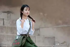 故事：女人们跳进河里洗澡，一个小伙子突然从水里钻出来图片