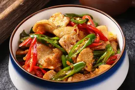 炒瘦肉咬不动？大厨教你2个窍门，又滑又嫩很鲜香，老人也能吃图片