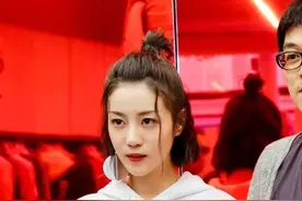 李溪芮离开杨幂后变御姐？裙子只穿15厘米，看清腿型女生崩溃了图片