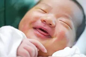 宝宝出生对着妈妈笑，却被护士打了一巴掌，一问原因宝妈赶紧道谢图片