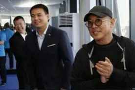 李连杰又现身了，摘下帽子犹如糟老头！妻子利智却风韵犹存图片