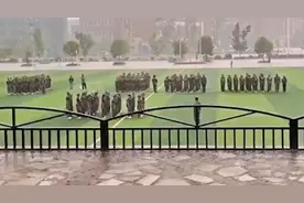 四川中学老师冒雨陪学生军训，网友：这是在害人！校方回应来了图片