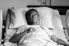 69岁视帝突发中风！住院5个月已无法说话，全身插管靠呼吸机生活图片