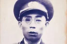 为报夺妻之仇参军成开国将军,回乡后发妻跪地痛哭,恶霸被吓得自尽图片